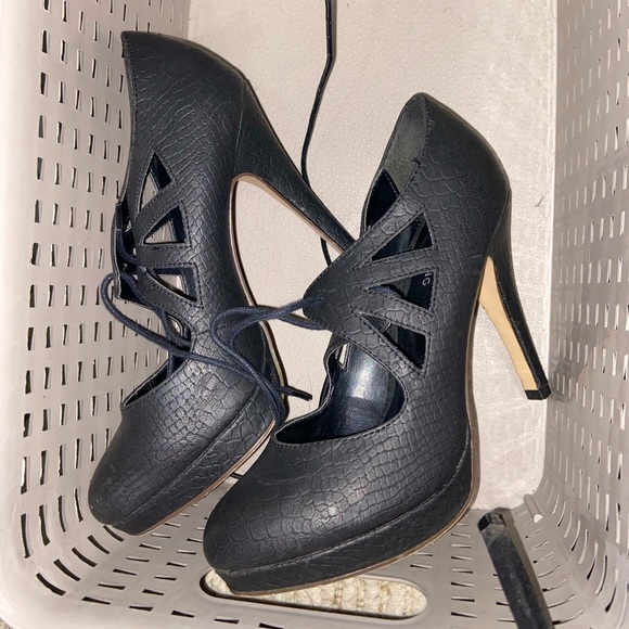 Closed Toe Platform Heel - Picture 1 of 3